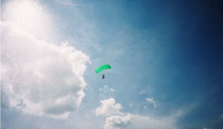 skydive_w.jpg 33.7K